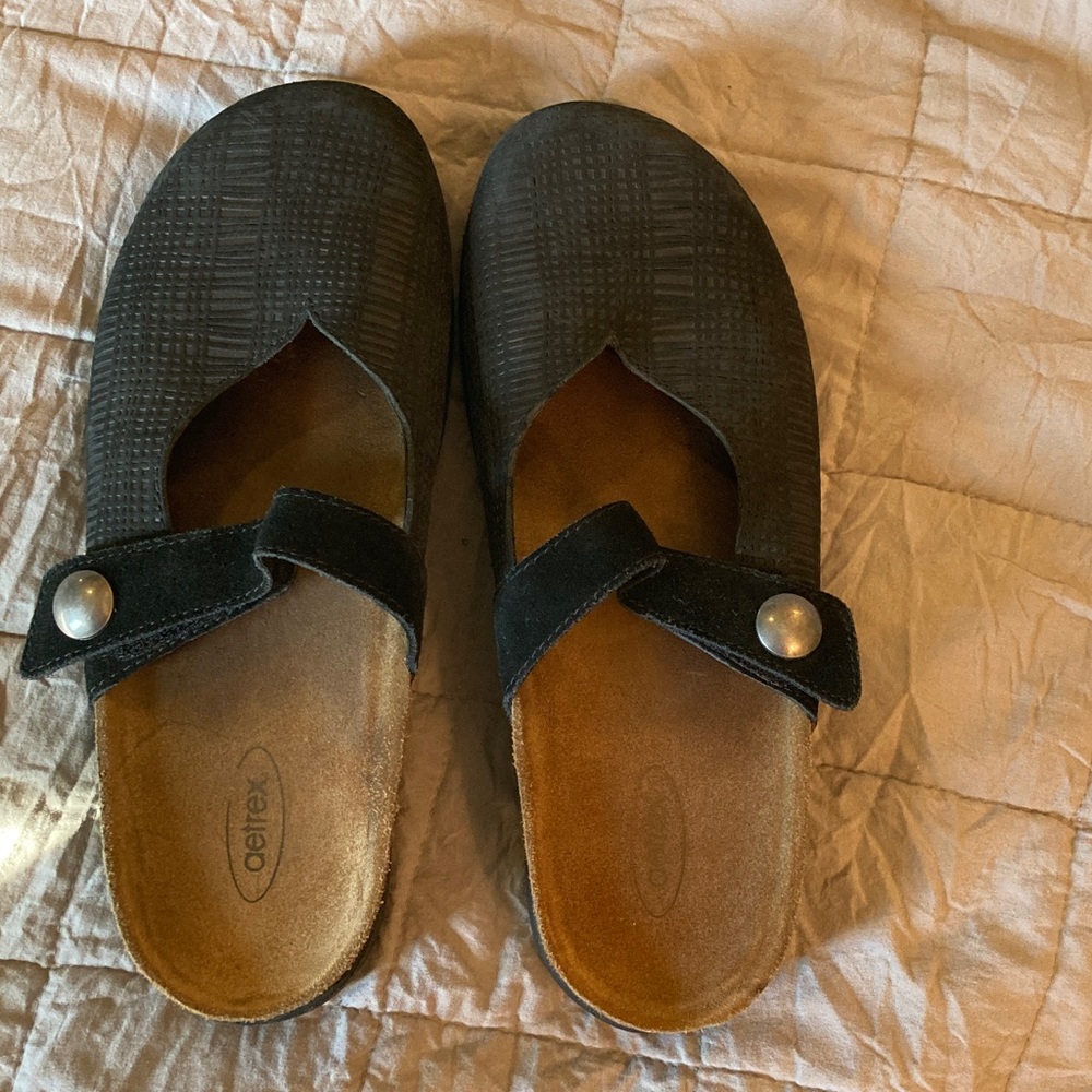 Women’s Aetrex clogs size 10